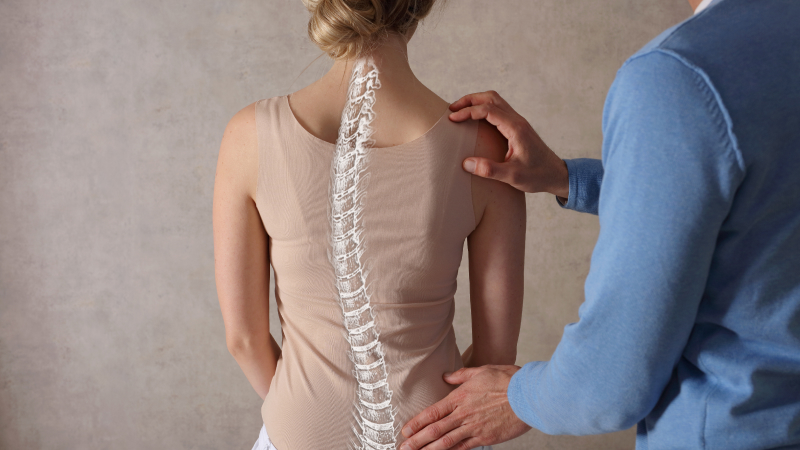 A man describes the spine problem of a woman with back pain.